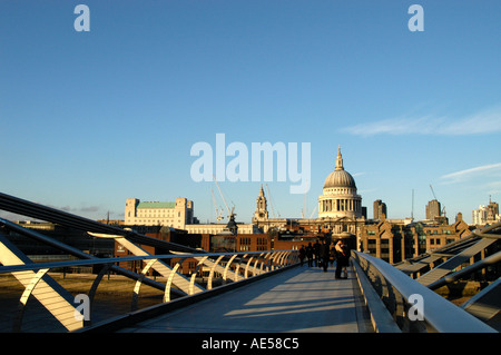 Millennium Bridge über die Themse und St Pauls Cathedral, London England UK Stockfoto