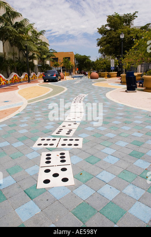 Domino Design im Pflaster des Maximo Gomez Park auf Calle Ocho in Little Havana, Miami, Florida. Stockfoto