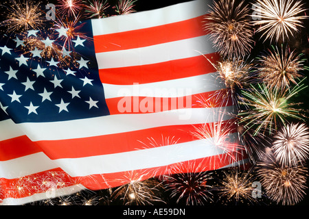 Zusammengesetztes Bild mit vielen Ausbrüchen von Feuerwerkskörpern überlagert, eine amerikanische Flagge Stockfoto