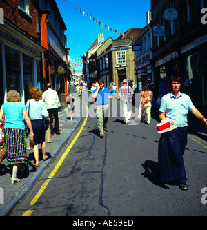 Sherborne Hauptstraße mit Geschäften und Shopper Dorset-England Stockfoto
