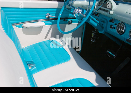 Vordere Leder Sitz Armaturenbrett und Lenkrad in Türkis und weiß 1955 Ford Fairlane klassische Cabrio Stockfoto