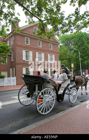 Touristen in einem Pferd gezogen Warenkorb vor dem Todd House im Bereich Society Hill von Philadelphia, Pennsylvania. Stockfoto