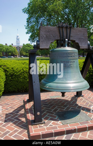 Lebensgrosse der Freiheitsglocke vor Legislative Halle der Delaware State House in Dover angezeigt Stockfoto