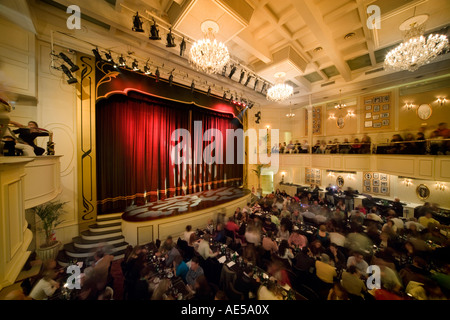 Besucher Essen warten auf das Abendessen-Tango zeigen Schauspiel bei La Esquina de Carlos Gardel beginnen. Buenos Aires, Argentinien Stockfoto