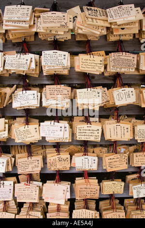 Reihen von hölzernen votive Plaketten - Ema - Wünsche und Gebete in Meiji Jingu Schrein in Tokio Stockfoto