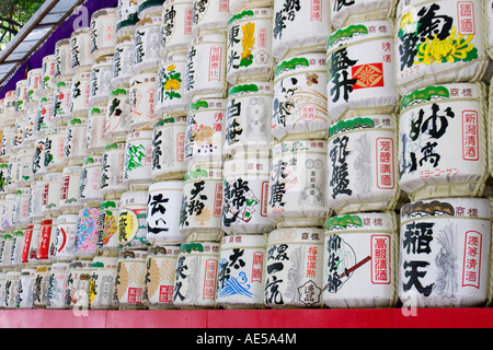 Stapel von Sake-Fässer mit japanischen Schrift an der Meiji Jingu Shinto-Schrein in Tokio Japan gespendet Stockfoto