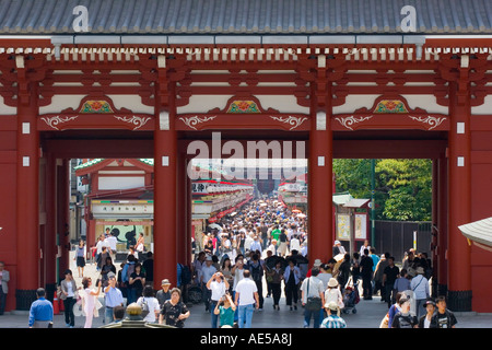 Massen von Touristen auf Nakamise Straße durch Hozomon Tor zum buddhistischen Tempel Sensoji Asakusa Bezirk von Tokio Japan Stockfoto