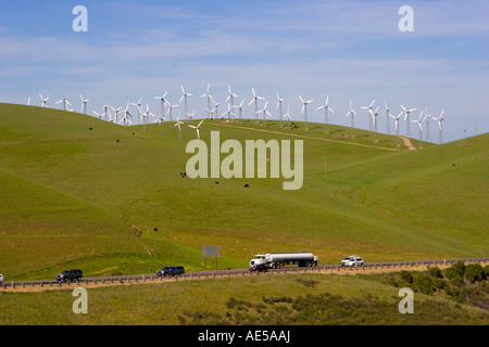 Öl-Tanker-LKW auf Autobahn letzten Bereich der Windmühlen mit Kontrast in Windkraft und fossile Brennstoffe Stockfoto