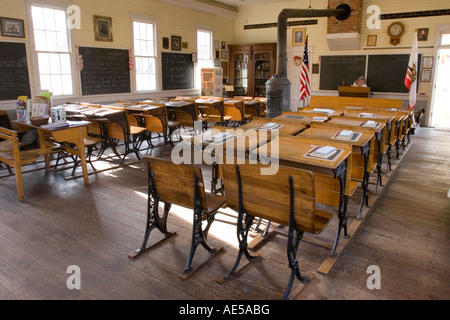 Klassenzimmer in Nachbildung des 1800 s Ära Einzimmer Schulhaus mit Childrens Schreibtische Tafeln und Holz Herd Old Town Sacramento Stockfoto