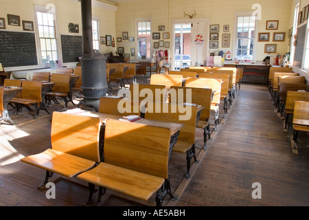 Klassenzimmer in Nachbildung des 1800 s Ära Einzimmer Schulhaus mit Childrens Schreibtische Tafeln und Holz Herd Old Town Sacramento Stockfoto