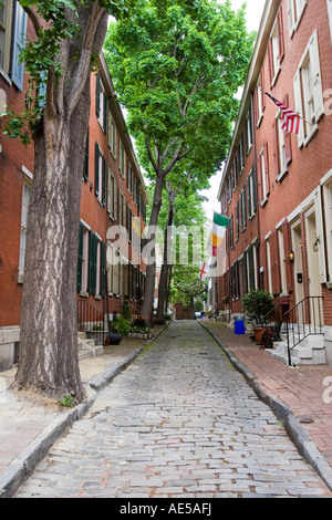 Schmalen gepflasterten, von Bäumen gesäumten Straße mit georgischen Ziegel Reihenhaus im Bereich Society Hill von Philadelphia Pennsylvania Stockfoto