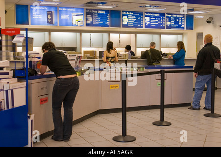 Versorgenden Menschen und warten auf Linie bei einem typischen Post in den Vereinigten Staaten Stanford Kalifornien Stockfoto