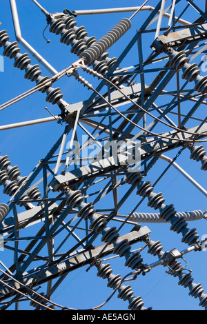 Nahaufnahme von Hochspannungsisolatoren an einem Elektrizitätswerk Umspannwerk Livermore, Kalifornien Stockfoto