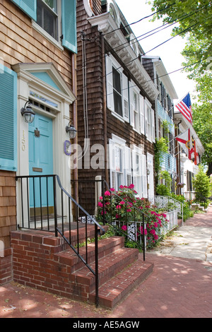 Kolonial-Stil beherbergt auf der Prince George Street in Annapolis Maryland mit amerikanischen und mehrere Zustandsflags Stockfoto