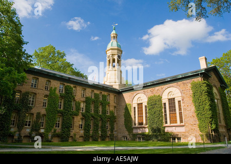 Efeu wächst an Wänden von Nassau Hall Verwaltungsgebäude am Eingang der ivy league Schule Princeton University New Jersey Stockfoto