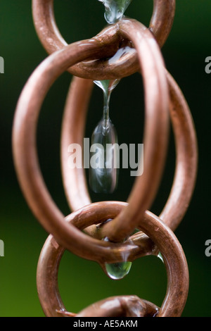 Tropfen Regen tropfte in jedem eine Reihe von Links in einer Kupfer Regen Kette Stockfoto