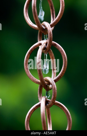 Tropfen Regen tropfte in jedem eine Reihe von Links in einer Kupfer Regen Kette Stockfoto