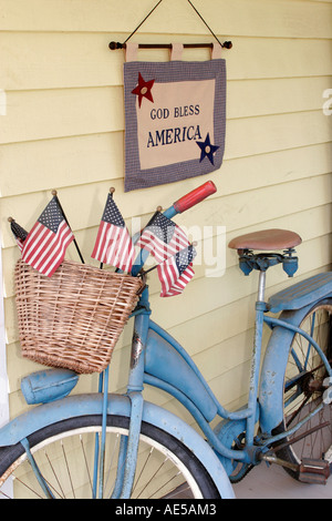 Virginia Loudoun County, Hamilton, Veranda, Fahrrad Fahrräder Radfahren Reiten Fahrrad Fahrer Fahrrad Fahrräder, Radfahren, Banner, Gott segne Amerika, Flagge, Besucher Stockfoto