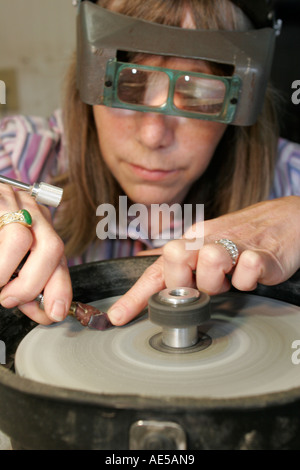 Virginia Loudoun County, Hillsboro, Hunt Country Jewelers, Cutting Stone, weibliche Frauen, VA060521073 Stockfoto