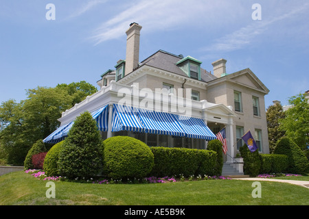 Weiße Backsteinhaus mit blauen Markisen über Veranda Fenster auf United States Naval Academy Campus Annapolis Maryland Stockfoto
