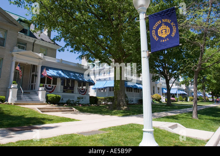 Zeile des Offiziers befindet sich auf dem Campus der United States Naval Academy mit einem USNA Banner in Annapolis, Maryland Stockfoto