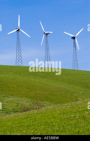 Drei Mühlen auf Türme an der Spitze von einem grasbewachsenen Hügel in Livermore, Kalifornien Stockfoto