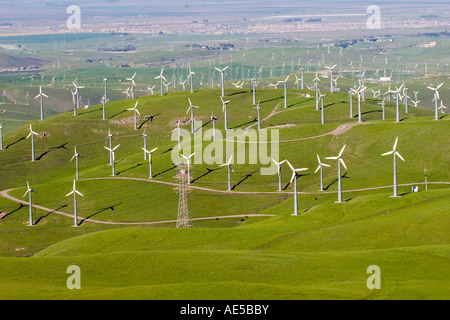 Viele Windmühlen in einem großen hügeligen Feld mit Blick auf die Stadt Livermore California Stockfoto