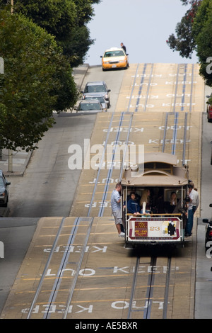 Seilbahn gefüllt mit Touristen im Urlaub, der seinen Weg entlang eines steilen Abschnitts der Powell Street in San Francisco Kalifornien Stockfoto