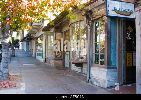 Geschäfte entlang der Ocean Avenue auf malerische Innenstadt Hauptstraße in Carmel, Kalifornien Stockfoto