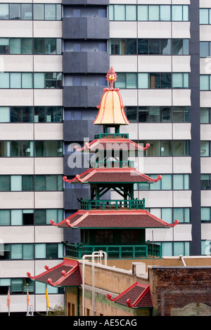 Traditionelle Architektur der chinesische Pagode Kontrast mit moderner Architektur des Bürogebäudes in Chinatown San Francisco Stockfoto