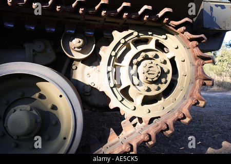 Schienen und Räder des großen grau gepanzert Panzer detail Stockfoto