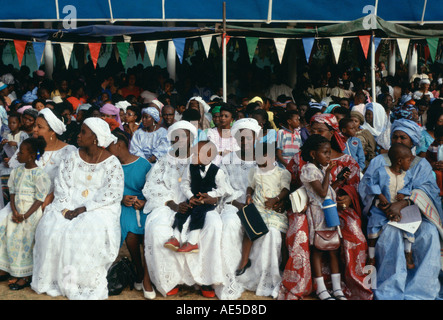 Gambier sitzen mit Kindern gerade Independence Day Parade in Banjul The Gambia Westafrika Stockfoto