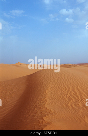 Blauer Himmel und Sanddünen in der Sahara Wüste Marokko Stockfoto