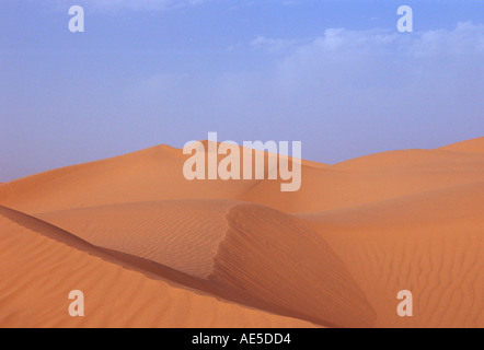 Blauer Himmel und Sanddünen in der Sahara Wüste Marokko Stockfoto