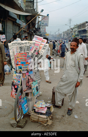 Mann, Verkauf von Zeitungen gestapelt auf einem Fahrrad in den Straßen von Islamabad in Pakistan Stockfoto