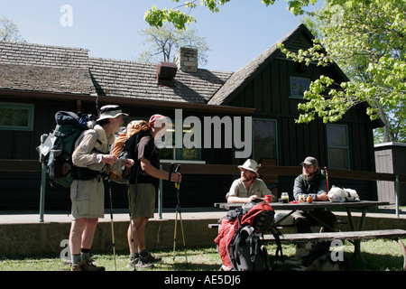 Shenandoah National Park Virginia, Meilenmarkierung 24, Elkwallow, Lagerladen, Wanderer, Essen, VA060524021 Stockfoto