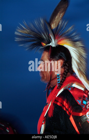 Porträt einer indianischen indische Tänzerin in Taos Pueblo indian Powwow. Taos, Santa Fe, New Mexico, Usa north american indian Stockfoto