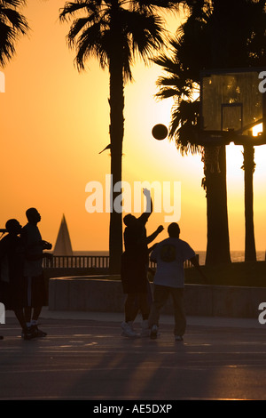 Silhouette der Männer spielen Basketball bei Sonnenuntergang auf dem Venice Beach in Los Angeles Kalifornien Stockfoto