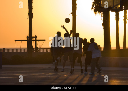 Silhouette der Männer spielen Basketball bei Sonnenuntergang auf dem Venice Beach in Los Angeles Kalifornien Stockfoto