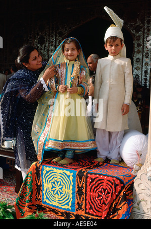 Kinder in Pakistan als Braut und Bräutigam gekleidet. Stockfoto