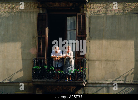 Älterer Mann und Frau, die gerade vom Balkon ihres Hauses in Sevilla Spanien Stockfoto