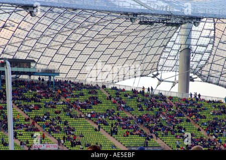 Warten auf das Spiel zu Beginn das Hauptstadion Olympia Park München Bayern Deutschland Stockfoto
