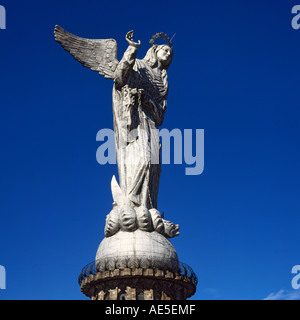 Nach oben auf das helle Metall-Statue von La Virgen de Quito gegen ein wolkenloser blauer Himmel an El Panecillo Quito Pichincha Ecuador Stockfoto