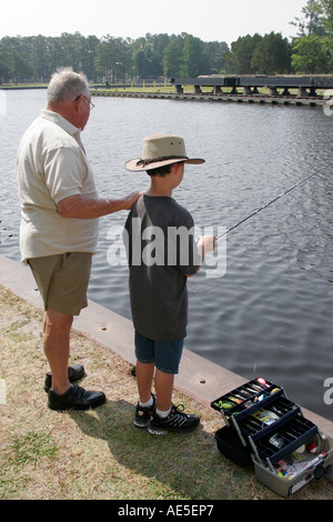 Chesapeake Virginia, Intracoastal Great Bridge Locks Park, junge Jungen, männliche Kinder, Großvater, Vater, Angeln, VA060526010 Stockfoto