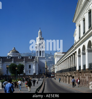 Blick entlang der Straße in Independence Square und Palast de Gobierno in Richtung Dom-Kuppel und Pichincha Turm Quito Ecuador Stockfoto