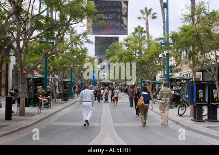 Menschen zu Fuß und eine Fußgängerzone Einkaufsstraße in Santa Monica, Kalifornien auf der Third Street Promenade Stockfoto