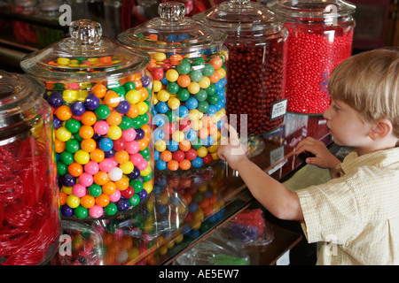 Chesapeake Virginia, Chaplin's Corner General Store, junge Jungen, männliche Kinder, Gummi, Süßigkeiten VA060526054 Stockfoto