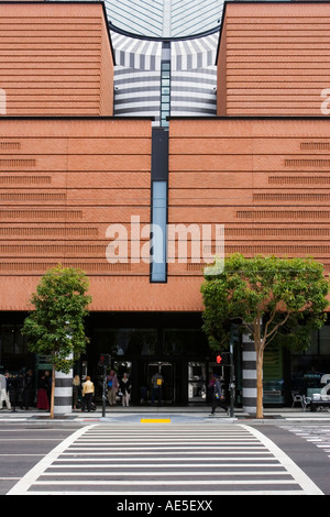 Schwarz und weiß Streifen von Zebrastreifen mit Streifen des San Francisco Museum of Modern Art Oberlicht und Säulen Stockfoto