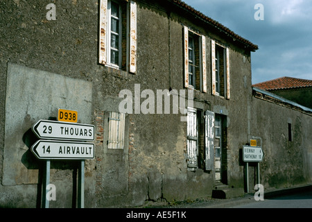 Straßenschilder in einem kleinen französischen Dorf Stockfoto