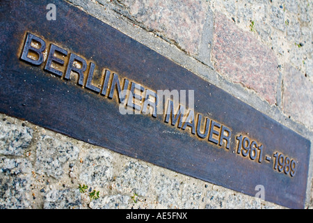 Platte, die den Verlauf der Berliner Mauer bedeutet eingebettet auf dem Bürgersteig Stockfoto